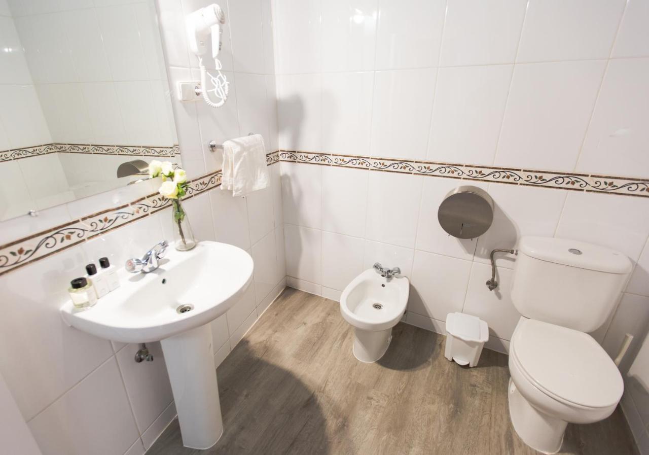Quarto Duplo Pequeno com Casa de Banho Partilhada