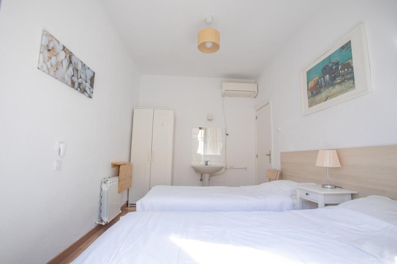 Quarto Twin com Casa de Banho Partilhada
