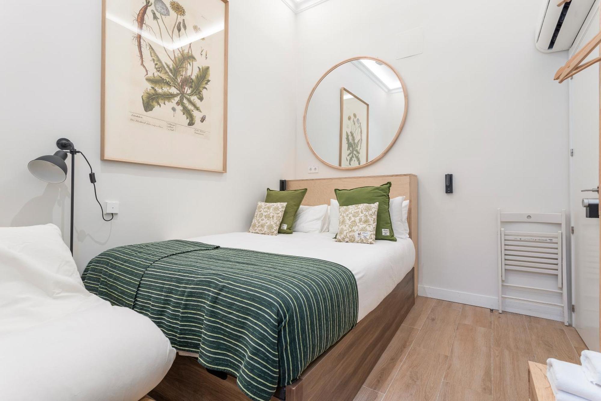 Habitación con cama grande