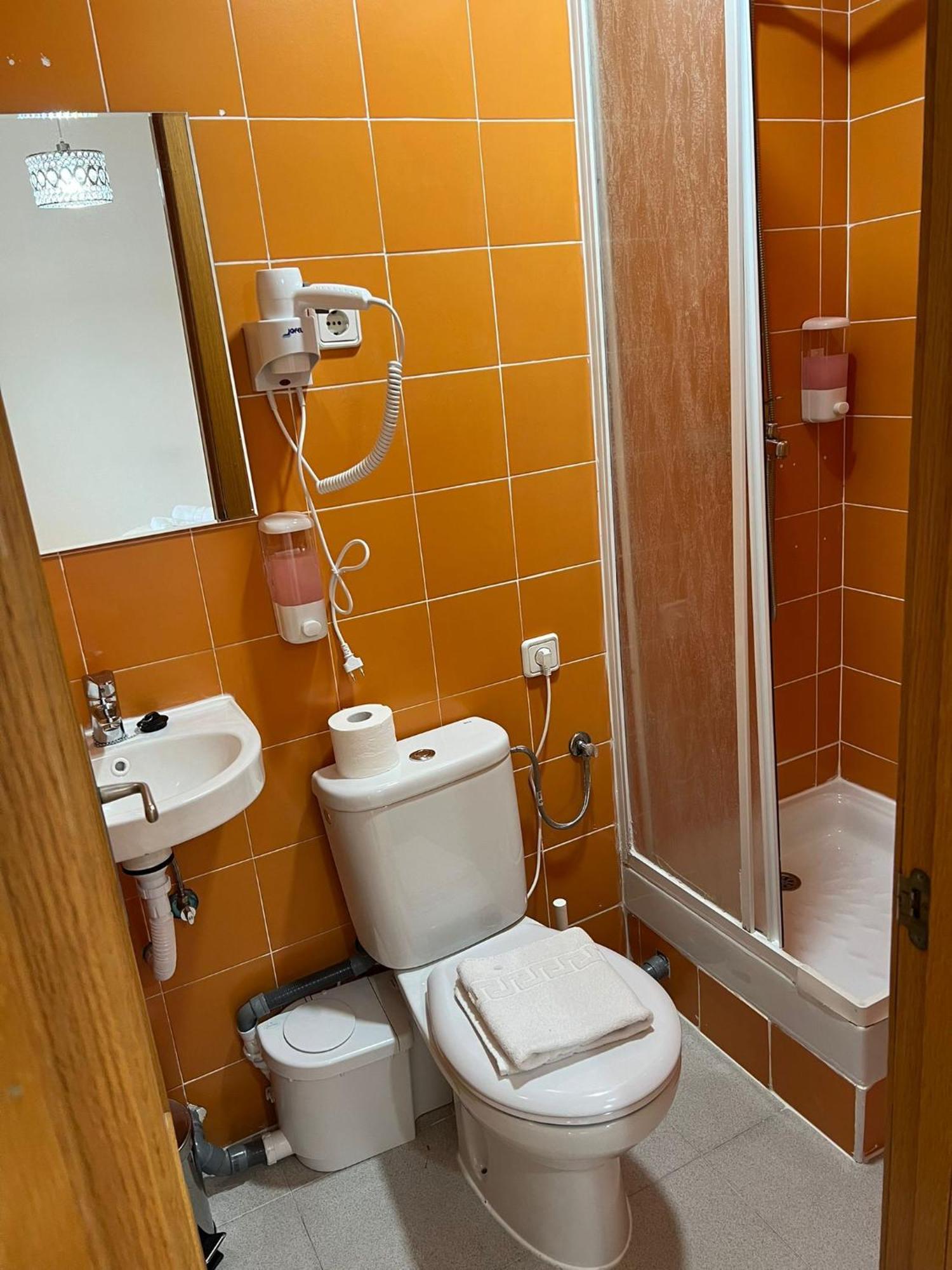 Quarto Duplo com Cama Extra e Casa de Banho Partilhada