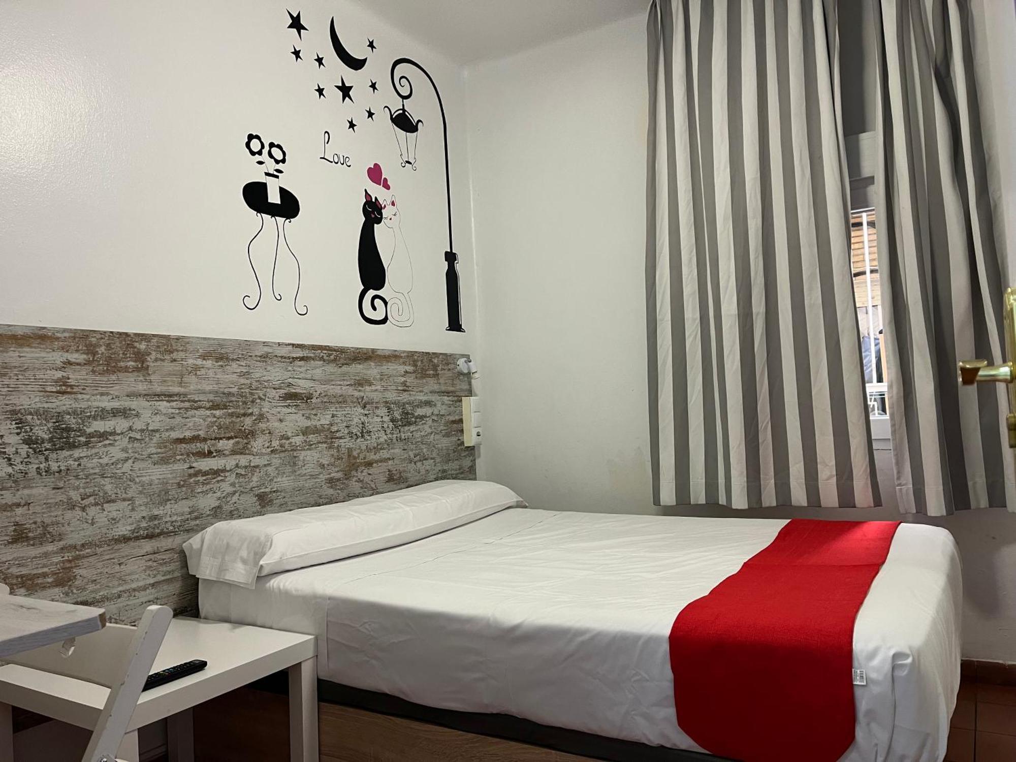 Queen Room with Shared Bathroom,1548264688:JPEG