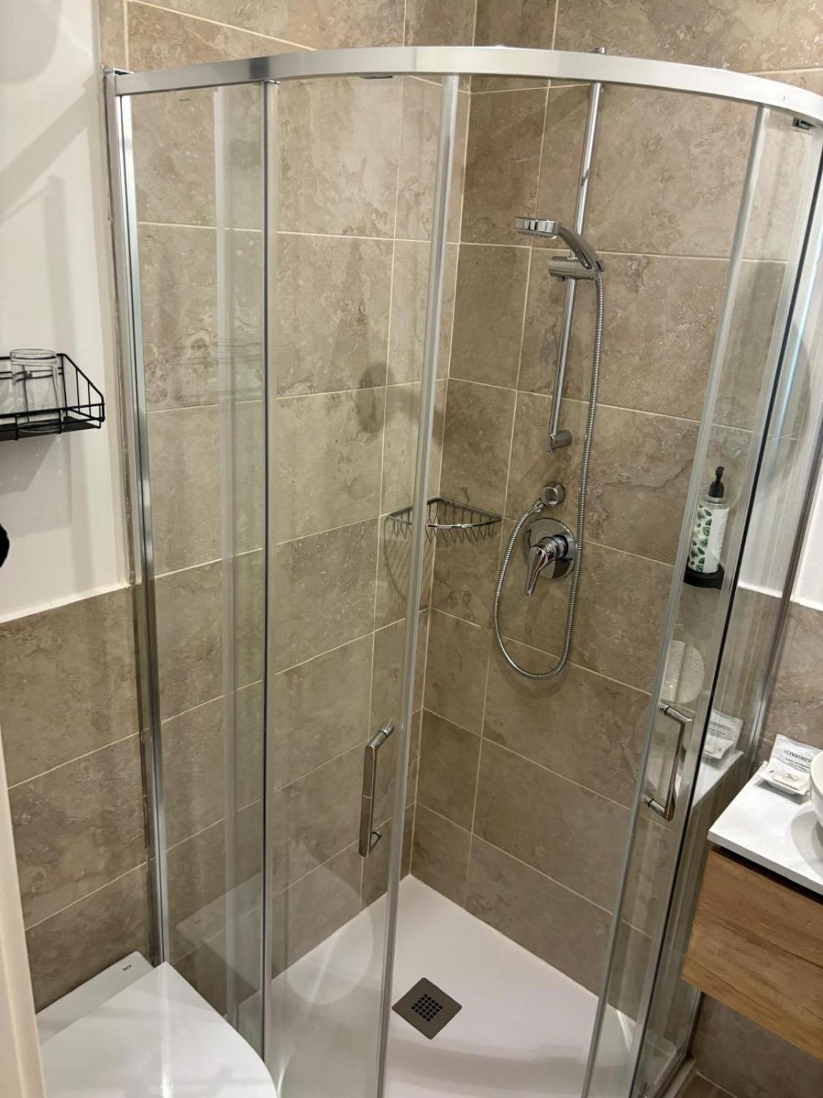 Quarto Individual com Casa de Banho Privativa