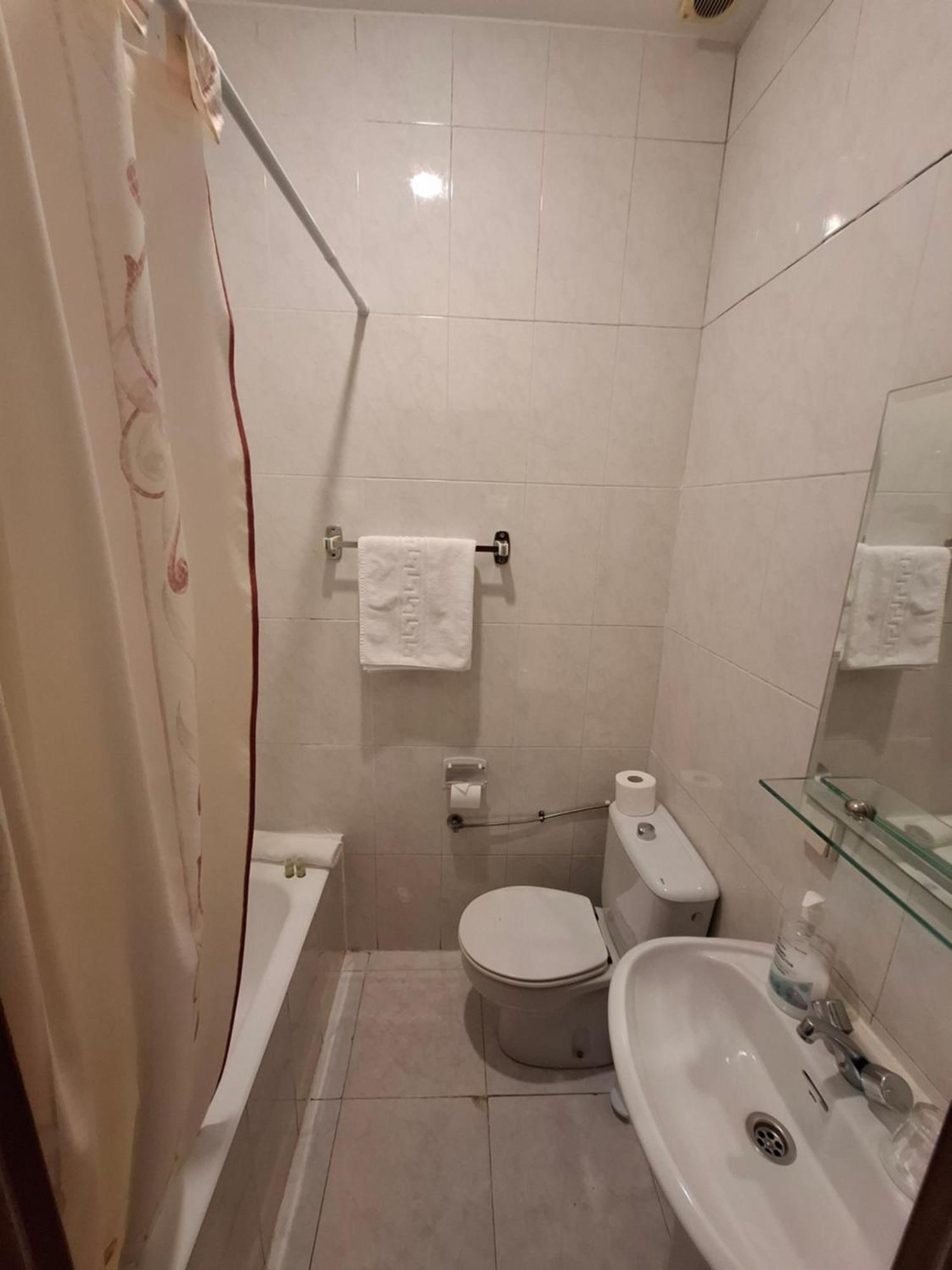 Quarto Triplo com Banheiro Privativo