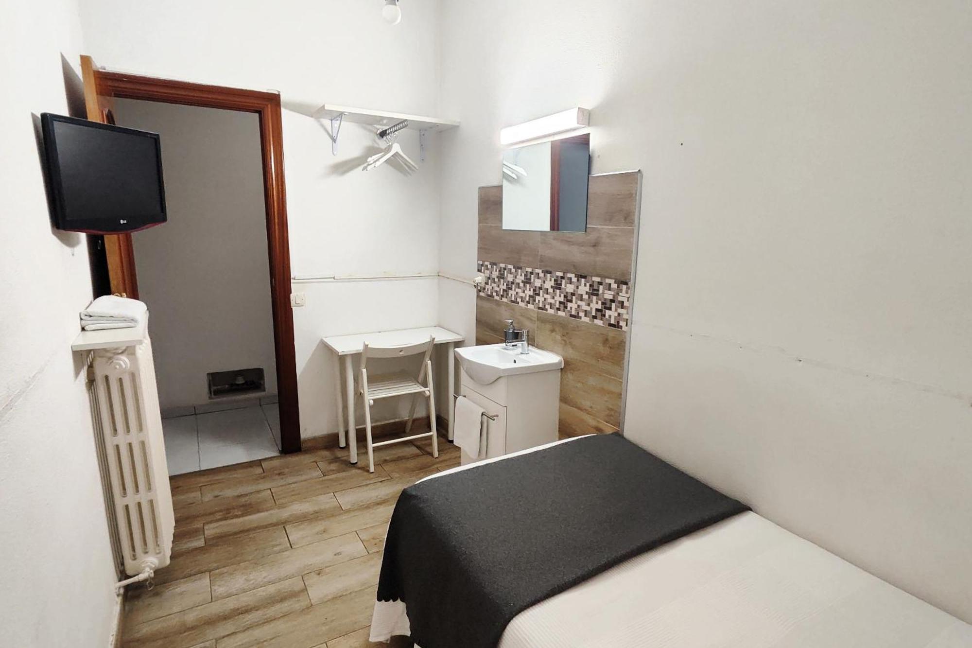 Quarto Individual com Casa de Banho Partilhada