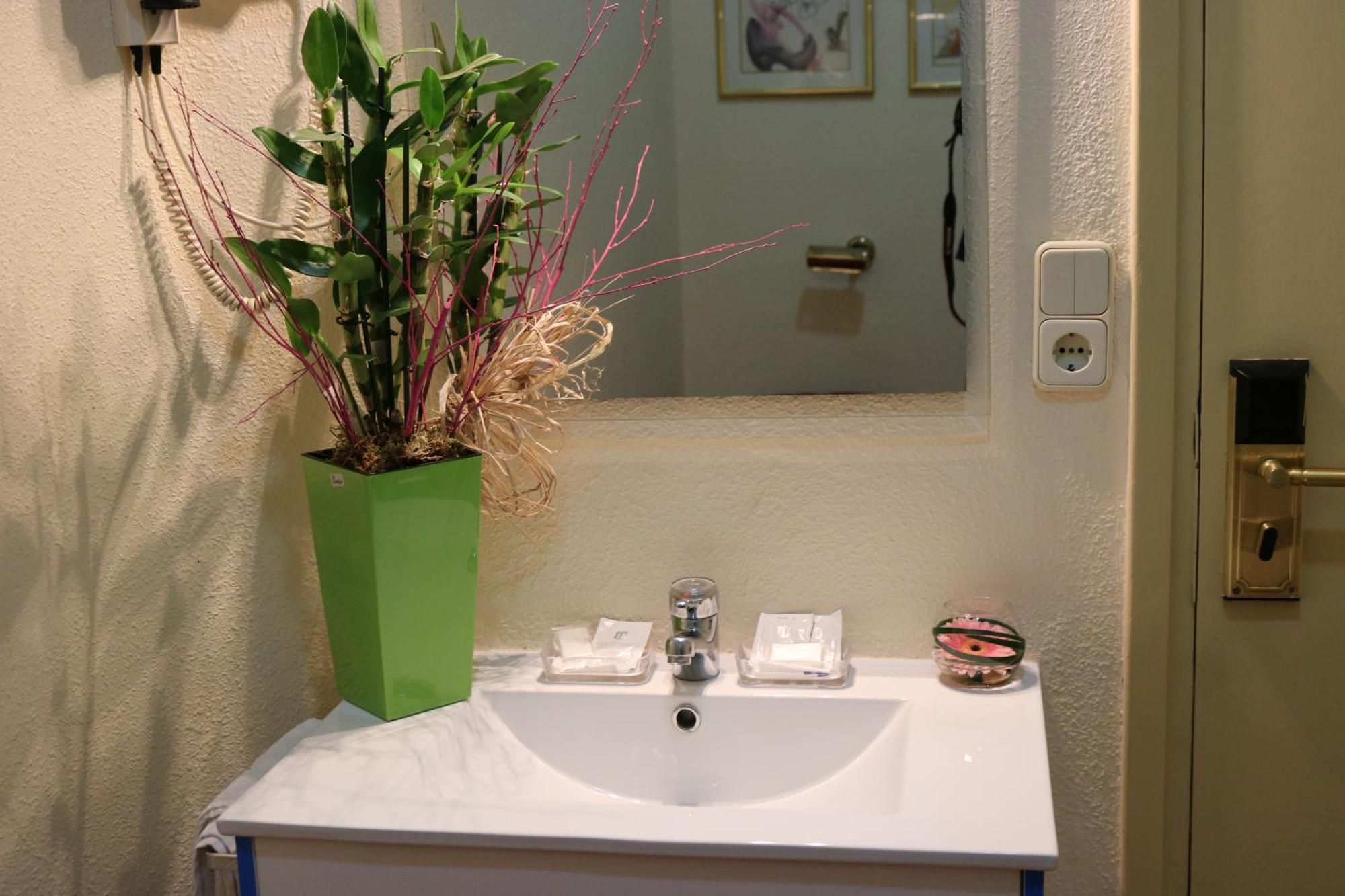 Quarto Individual Económico com Casa de Banho Partilhada