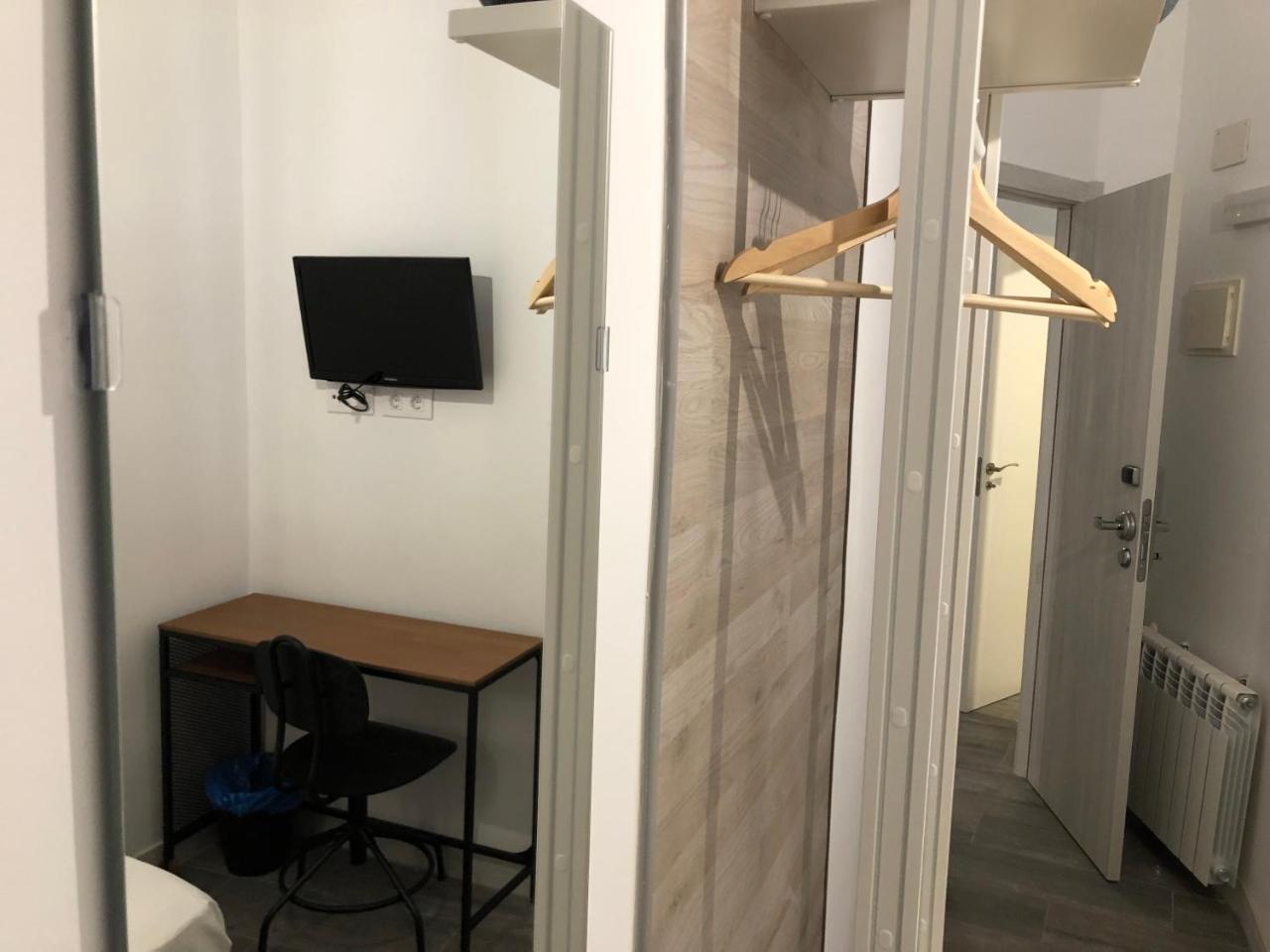 Quarto Individual Económico com Casa de Banho Partilhada