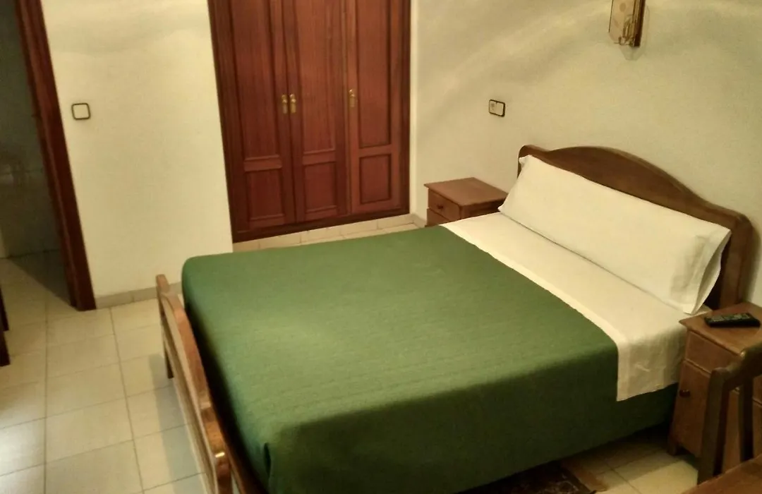 Hostal Gaudí-1